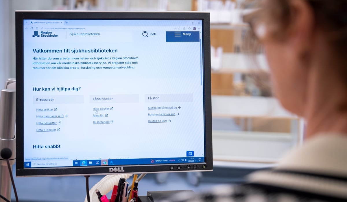 En kvinna tittar på en datorskärm.